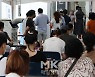 [포토] 주말에도 붐비는 선별진료소