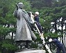 제77주년 광복절 맞아 만해 한용운 선생 동상 '세척'