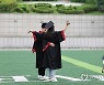 서로의 졸업을 기념하며