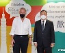 대만 도착해 외교 차관과 포즈 취하는 마키 美 상원