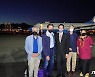 대만 공항 영접 나온 외교관과 포즈 취하는 美 하원