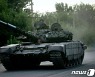 탱크 타고 거리 순찰하는 도네츠크의 우크라 병사