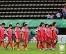 아쉬운 마음으로 그라운드 나서는 황인선호