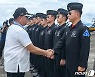 블랙이글스 조종사들 격려하는 필리핀 국방장관