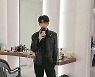 '임 히어로' 임영웅, 콘서트 앞두고 훤칠한 비율 "둑운둑운거려" [★SNS]