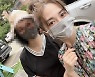 'AOA 출신' 권민아, 이제 안정 찾았나..엄마와 외출하며 '밝은 미소'
