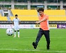 [현장리포트]축구장 첫 방문 강원 구단주 김진태 지사 "광복절, 축구장에서 모두 하나가 되길"
