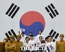 '제77주년 광복절' 소중한 광복의 의미 되새기는 시민들 [TF사진관]