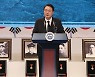 尹대통령 지지율 30%대 재진입..8주만의 반등, 1.1%p 올라 [리얼미터]