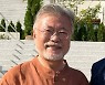 문재인 前 대통령, 광복절 연휴에도 '폭풍 SNS'..그가 추천한 도서는?