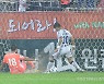 [포토] '텅빈 골대를 향해' 추격골 득점하는 이정협