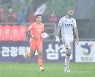 [포토] '아직 할 수 있어' 서두르는 이정협