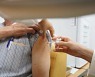 오미크론 변이 막는 백신, 영국서 세계 첫 승인