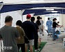 재유행 정점 15만 찍나, 20만 가나..휴가철 이은 연휴 끝 '변수'[코로나 6차 대유행]