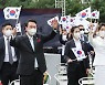 만세삼창 외치는 윤 대통령 내외