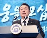 尹지지율 8주만에 올라 30%대로.."달라진 태도 긍정적"