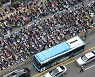 [속보] 시청역↔세종대로사거리 차량통제 해제..시위에 교통혼잡 여전