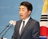 '한 자릿수 지지율' 강훈식, 당 대표 후보 사퇴'.."단일화 없다"