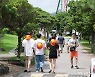 관광객 붐비는 제주 용머리 해안 산책로
