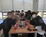 말복에는 치킨으로! 몸보신한 차준환 등 피겨 대표팀