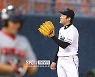 [포토S] 밀어내기 볼넷 허용한 안산공업고 박일훈
