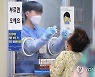 검체 채취하는 의료진