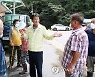 폭우 피해 주민과 대화하는 김돈곤 청양군수