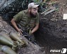 도네츠크 전선 참호서 순찰하는 우크라 병사