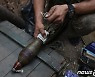 박격포 발사 점검하는 도네츠크의 우크라 병사
