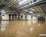 복구 작업 한창인 지하 주차장