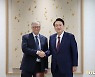 尹대통령, 빌 게이츠 만나 "백신에 대한 공평한 접근"(종합)