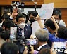 지지자들에게 손 흔들며 인사하는 이재명 당대표 후보