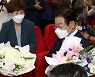 꽃다발 받는 이재명