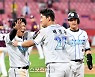 조용호 축하받는 끝내기 주인공.[포토]