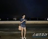 '이범수♥'이윤진, 통역사가 아니라 연예인? 반팔 셔츠에 핫팬츠로 탄탄 각선미..돌아볼 정도네!