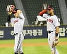 [포토] LG 박해민-가르시아 '승리!'