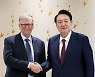 빌게이츠 만난 尹 대통령 "내실 있는 협력 희망"