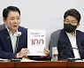 與 "對北원칙 회복하고 경제정책 바로잡아" 野 "尹 지지했던 분들도 등 돌려.. 낙제점"