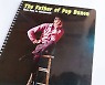 [김진영의 사진집 이야기 <54> 티안 돈 나 참파삭의 '팝 댄스의 아버지(The Father of Pop Dance)'] 하얀 자국에 1960년대부터 현재로 이어진 시간을 담다