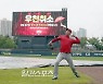 [포토]김광현,비 맞으며 캐치볼