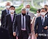 [포토]이광재 사무총장의 안내 받으며 국회의장실 향하는 빌 게이츠