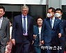 [포토]김진표 국회의장 배웅 속에 국회 떠나는 빌 게이츠