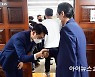 [포토]의총에 앞서 의원들과 인사 나누는 박용진 당대표 후보