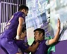 [K-현장메모] '100G 자축포' 백동규, '안양 바보' 자신의 걸개 앞에서 세리머니