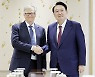 MB.朴 악수때 주머니 손 넣었던 빌게이츠, 尹과 만나선.. [포토버스]