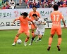 강원FC, 광복절 홈경기 수원에 2-3 석패