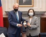 대만 찾은 美 의원단, 차이잉원 총통 면담.. 中 또 실전 훈련