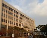 화장실서 출산한 아기 방치해 사망·유기한 산모 집유
