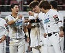 kt, 황재균 동점타에 배정대 끝내기로 3위 키움에 3게임차 육박..'플럿코 12승투&고우석 30세이브+채은성 3타점' LG 삼성전 5연승[16일 전적 종합]