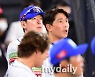 [MD포토] 진지한 표정의 이강철 감독